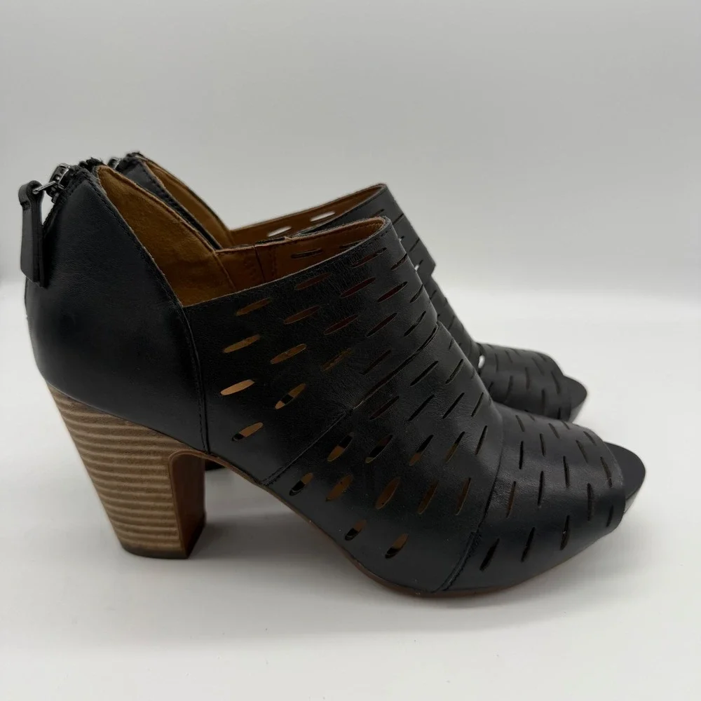 Clarks Artisan Okena Sass Black Leather Peep‎ Toe Shooties Back Zip Heel 7.5